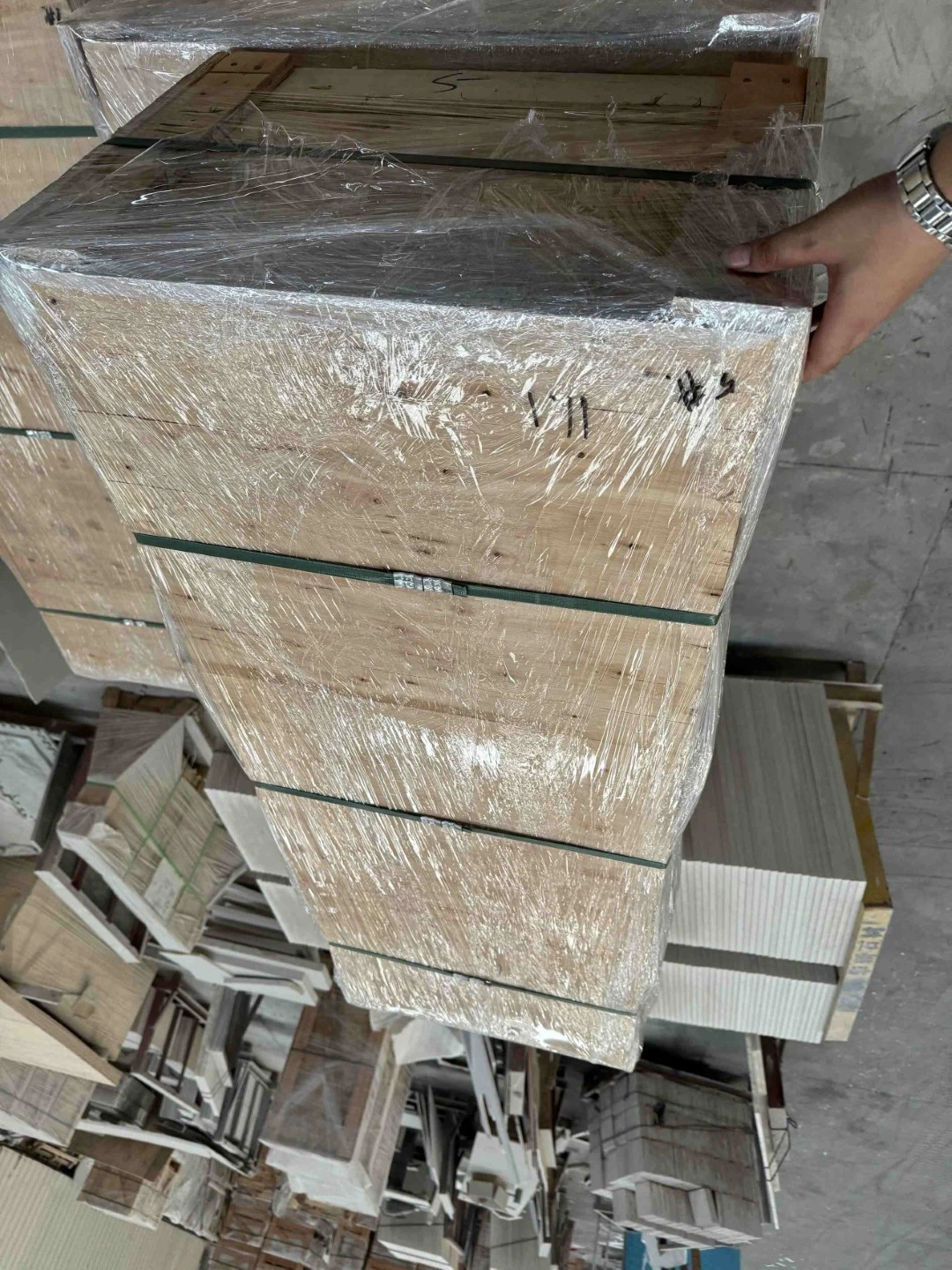 Solid-wood export crate for a Lilac Marble integrated sink countertop, secured with straps and waterproof wrapping. Solid-wood export crate for a Lilac Marble integrated sink countertop, secured with straps and waterproof wrapping.